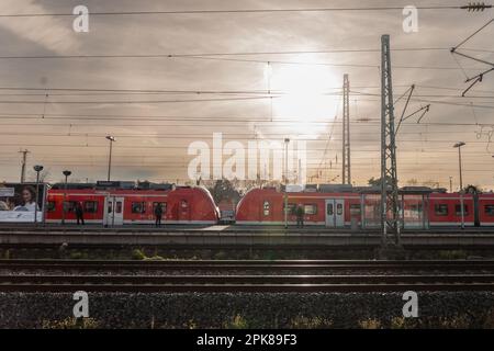 Immagine di un treno della Deutsche Bahn, della S-Bahn di Koln, che passa dalla stazione ferroviaria di Troisdorf Bahnhof. La S-Bahn di Colonia è una rete di S-Bahn Foto Stock