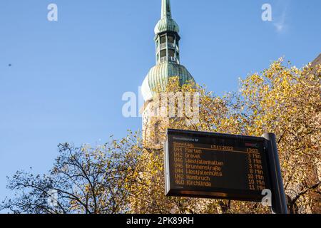 Immagine del bordo partenze di una stazione del tram di dortmunder stadtbahn nel centro della città. Il Dortmund Stadtbahn è un sistema di metropolitana leggera Foto Stock