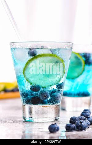 Mojito blu con mirtilli. Cocktail a base di liquori Blue Curacao Foto Stock