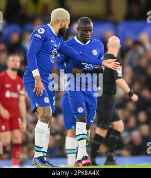 Londra, Regno Unito. 04th Apr, 2023. 04 Apr 2023 - Chelsea contro Liverpool - Premier League - Stamford Bridge N'Golo Kante di Chelsea e Reece James discutono le loro tattiche di centrocampista durante la partita della Premier League a Stamford Bridge, Londra. Picture Credit: Notizie dal vivo su Mark Pain/Alamy Foto Stock