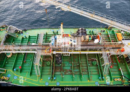 autocisterna per il rifornimento di carburante diesel insieme al rifornimento della nave. Ponte aperto. tubazioni, autocisterna, in mare, porto. Malaga, Andalusia, Spagna Foto Stock