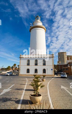 La Farola de Malaga, faro di Malaga sul lungomare di Muelle uno. Paeso de Levante. Malaga, Andalusia, Costa del Sol, Spagna. Lampada da porto bianco Foto Stock