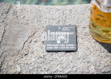 Monaco, Germania. 06th Apr, 2023. Birra accanto all'acqua potabile all'apertura della prima fontana a Monaco, Germania, il 6 aprile 2023. Sempre più fontane saranno in esecuzione con acqua potabile. (Foto di Alexander Pohl/Sipa USA) Credit: Sipa USA/Alamy Live News Foto Stock