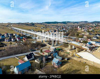 Nuovo frammento di autostrada in costruzione su strada Zakopianka in Polonia da Cracovia a Zakopane sul villaggio di Klikuszowa, principale luogo di ingorghi stradali vicino Foto Stock