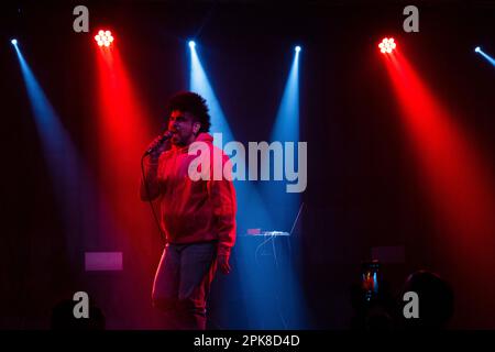 L'artista e cantante spagnolo Alan Neil suona dal vivo al la Nau Club di Barcellona il 22 2023 marzo. Foto: Rob Watkins Foto Stock