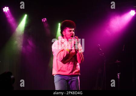 L'artista e cantante spagnolo Alan Neil suona dal vivo al la Nau Club di Barcellona il 22 2023 marzo. Foto: Rob Watkins Foto Stock