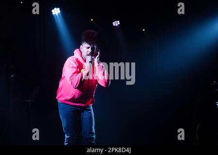 L'artista e cantante spagnolo Alan Neil suona dal vivo al la Nau Club di Barcellona il 22 2023 marzo. Foto: Rob Watkins Foto Stock