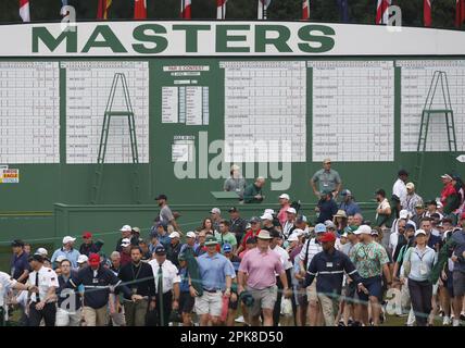 Augusta, Stati Uniti. 06th Apr, 2023. I soci e gli ospiti arrivano per la cerimonia di apertura onoraria del torneo Masters all'Augusta National Golf Club di Augusta, Georgia, giovedì 6 aprile 2023. Foto di John Angelillo/UPI Credit: UPI/Alamy Live News Foto Stock