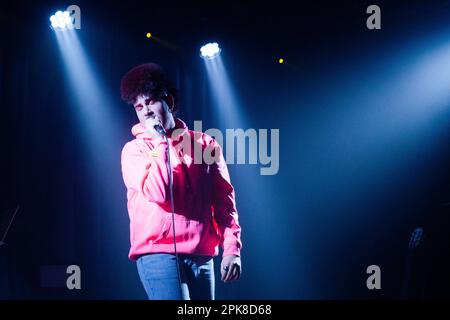 L'artista e cantante spagnolo Alan Neil suona dal vivo al la Nau Club di Barcellona il 22 2023 marzo. Foto: Rob Watkins Foto Stock