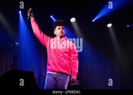 L'artista e cantante spagnolo Alan Neil suona dal vivo al la Nau Club di Barcellona il 22 2023 marzo. Foto: Rob Watkins Foto Stock