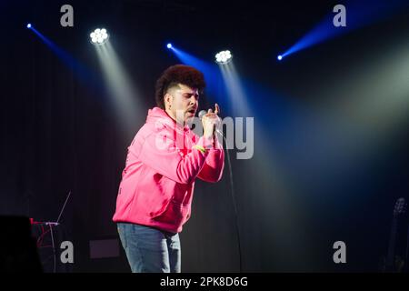 L'artista e cantante spagnolo Alan Neil suona dal vivo al la Nau Club di Barcellona il 22 2023 marzo. Foto: Rob Watkins Foto Stock