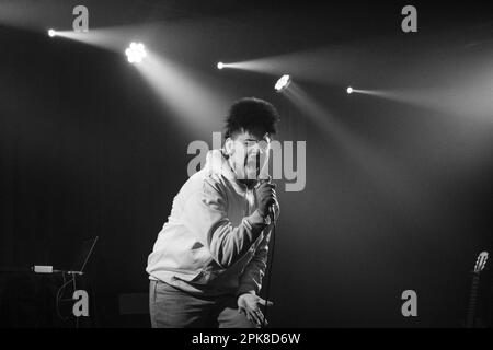 L'artista e cantante spagnolo Alan Neil suona dal vivo al la Nau Club di Barcellona il 22 2023 marzo. Foto: Rob Watkins Foto Stock