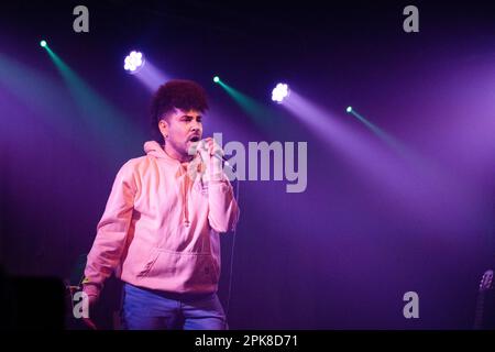 L'artista e cantante spagnolo Alan Neil suona dal vivo al la Nau Club di Barcellona il 22 2023 marzo. Foto: Rob Watkins Foto Stock