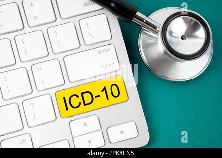 Classificazione internazionale delle malattie e dei problemi di salute connessi 10 Revisione o ICD-10 e stetoscopio medico su tastiera di computer. Foto Stock