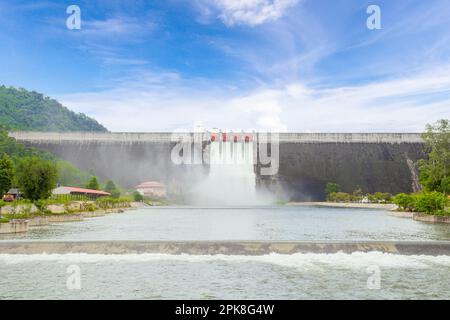 Dam Khun Dan Prakarn Chon è una diga con centrale idroelettrica e irrigazione e protezione dalle inondazioni nel distretto di Nakhon Nayok Provincia, Thail Foto Stock