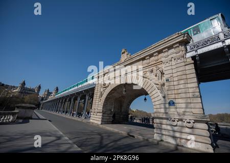 Parigi, Francia - 04 05 2023: Vista della metropolitana aerea dal ponte Bir-Hakeim Foto Stock