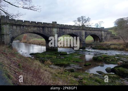 Acquedotto/passerella sul River Wharfe presso il Dales Way National Footpath a Wharfdale, Yorkshire Dales, Inghilterra, Regno Unito. Foto Stock