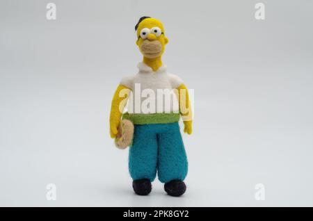 Giocattolo feltrato in figurina di Homer Simpson su sfondo bianco Foto Stock