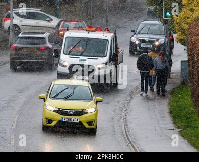 Chippenham, Wiltshire, Regno Unito. 6th aprile 2023. Gli autisti vengono raffigurati in Chippenham, con forti piogge, mentre le docce attraversano l'Inghilterra meridionale. Credit: Lynchpics/Alamy Live News Foto Stock