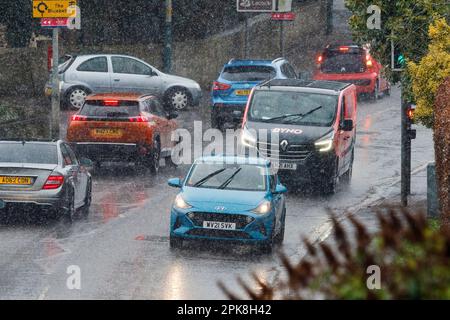 Chippenham, Wiltshire, Regno Unito. 6th aprile 2023. Gli autisti vengono raffigurati in Chippenham, con forti piogge, mentre le docce attraversano l'Inghilterra meridionale. Credit: Lynchpics/Alamy Live News Foto Stock