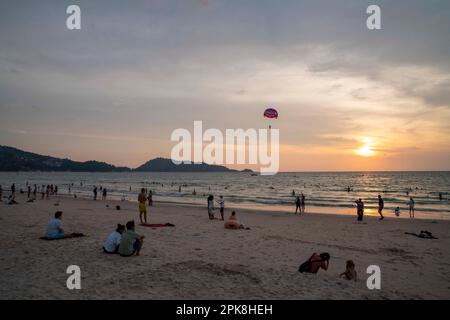 Patong, Phuket, Thailandia. 6th Apr, 2023. I turisti internazionali camminano sulla spiaggia di Patong sull'isola tailandese Phuket, rivitalizzando l'economia delle destinazioni turistiche di fama mondiale dopo oltre 2 anni di stagnazione dovuta alla pandemia di Coronavirus. I numeri di arrivo del primo trimestre per 2023 su 6,15 milioni di viaggiatori hanno superato l'obiettivo di 6 milioni previsto dal governo tailandese. (Credit Image: © Adryel Talamantes/ZUMA Press Wire) SOLO PER USO EDITORIALE! Non per USO commerciale! Foto Stock