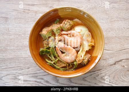 gamberetti bolliti e uova fritte farcite di verdure d'acqua in zuppa acida piccante sul recipiente Foto Stock