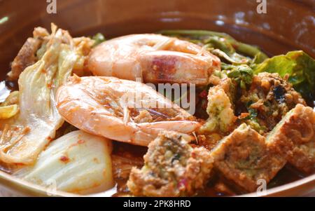 gamberetti bolliti e uova fritte farcite di verdure d'acqua in zuppa acida piccante sul recipiente Foto Stock