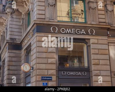 Vienna, Austria - 11 agosto 2022: Omega luxury watch shop marchio segno e logo testo parete facciata entrata negozio di lusso svizzero watchmaker boutique Foto Stock