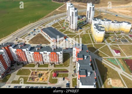 vista panoramica aerea sulla costruzione di un nuovo e moderno complesso residenziale con alti edifici in città Foto Stock