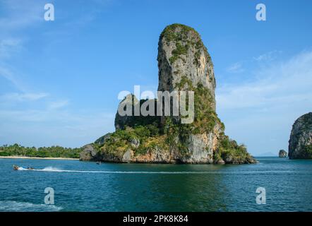 Isole di roccia di montagna da Koh Phi Phi, Thailandia Foto Stock
