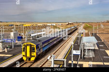 Treno Scotrail alle piattaforme della nuova stazione ferroviaria dell'aeroporto di Inverness Foto Stock