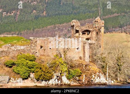Urquhart Castle Loch Ness Scotland alte mura e vista delle camere nella Grant Tower Foto Stock