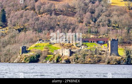 Urquhart Castello Loch Ness Scozia il Castello rimane e centro visitatori che si affaccia sul Loch Foto Stock