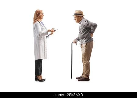 Profilo a tutta lunghezza di un uomo anziano con una schiena dolorosa che parla con una dottoressa isolata su sfondo bianco Foto Stock