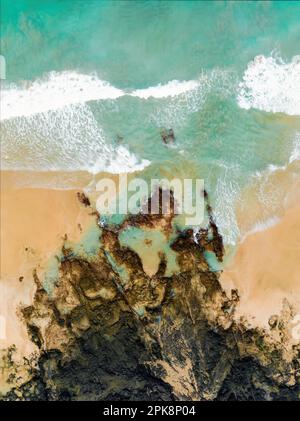 Vista dall'alto, splendida vista aerea di una bellissima spiaggia bagnata da un'acqua turchese. Spiaggia di Cofete (Playa de Cofete) Fuerteventura, Isole Canarie, Foto Stock