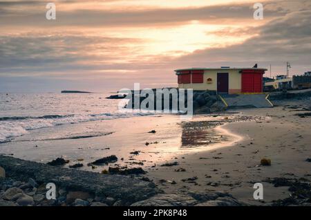 Bellissimo paesaggio costiero tramonto con casa sulla spiaggia di sabbia Salthill a Galway, Irlanda Foto Stock