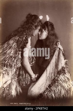 Maori Women, New Zealand (1890 - 1920) di Arthur James Iles Foto Stock