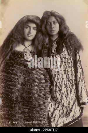 Maori Women, New Zealand (1890 - 1920) di Arthur James Iles Foto Stock