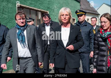 Wunsiedel, Germania. 06th Apr, 2023. Ulrike Scharf (M, CSU), Ministro degli Affari familiari, del lavoro e degli Affari sociali, entra nel centro di assistenza per bambini e giovani dopo aver posato i fiori. Una bambina di dieci anni è stata trovata morta nel centro di assistenza per bambini e giovani. Il bambino è morto violentemente, secondo l'ufficio del procuratore. Credit: Daniel Vogl/dpa/Alamy Live News Foto Stock