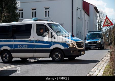 Wunsiedel, Germania. 06th Apr, 2023. Una pattuglia di polizia blocca la strada per il centro di assistenza per bambini e giovani. Una bambina di dieci anni è stata trovata morta nel centro di assistenza per bambini e giovani. Secondo il pubblico ministero, il bambino è morto violentemente. Credit: Daniel Vogl/dpa/Alamy Live News Foto Stock