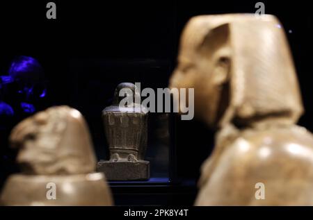 Parigi, Francia. 6th Apr, 2023. Le mostre sono viste durante l'anteprima mediatica di una mostra intitolata 'Ramses e l'oro dei Faraoni' a Parigi, in Francia, il 6 aprile 2023. La mostra, che esplora la vita di re Ramses II, sarà aperta al pubblico dal 7 aprile al 6 settembre 2023 a Parigi. Credit: Gao Jing/Xinhua/Alamy Live News Foto Stock