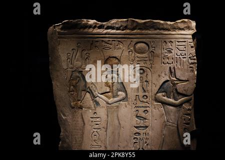 Parigi, Francia. 6th Apr, 2023. Una mostra è stata vista durante l'anteprima mediatica di una mostra intitolata 'Ramses e l'oro dei Faraoni' a Parigi, in Francia, il 6 aprile 2023. La mostra, che esplora la vita di re Ramses II, sarà aperta al pubblico dal 7 aprile al 6 settembre 2023 a Parigi. Credit: Gao Jing/Xinhua/Alamy Live News Foto Stock