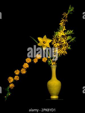 Yellow spring flowers arrangement, still life. Foto Stock