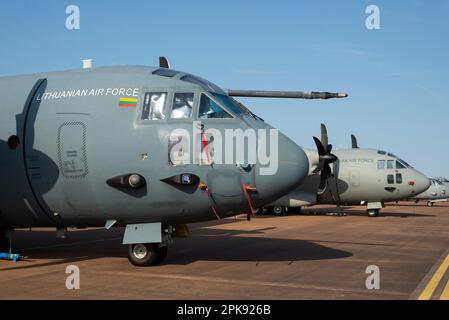 Aeronautica lituana Alenia C-27J aereo da trasporto Spartan 08 esposto al Royal International Air Tattoo Airshow, RAF Fairford, Regno Unito. Slovacco oltre Foto Stock