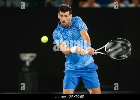 Novak Djokovic della Serbia in azione al torneo di tennis Australian Open 2023, Melbourne Park, Melbourne, Victoria, Australia. Foto Stock