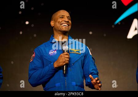 Il membro dell'equipaggio dell'astronauta americana Artemis II, Victor Glover, sorride mentre fa le sue osservazioni a Houston, USA 3 aprile 2023. Foto Stock