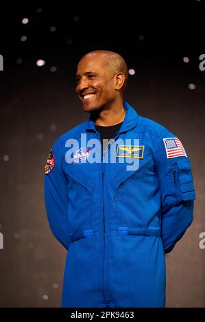 Il membro dell'equipaggio dell'astronauta americana Artemis II, Victor Glover, sorride durante la cerimonia di annuncio a Houston, USA, 3 aprile 2023. Foto Stock