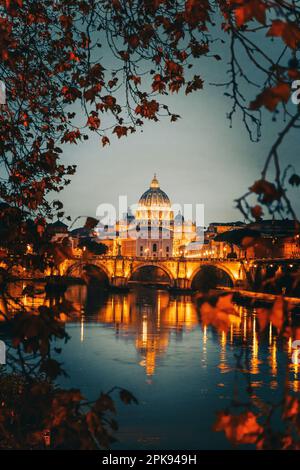 Vista dal Ponte Umberto i sul Ponte dell'Angelo / Pons Aelius / Ponte Sant'Angelo al Vaticano e a San Basilica di Pietro in serata Foto Stock