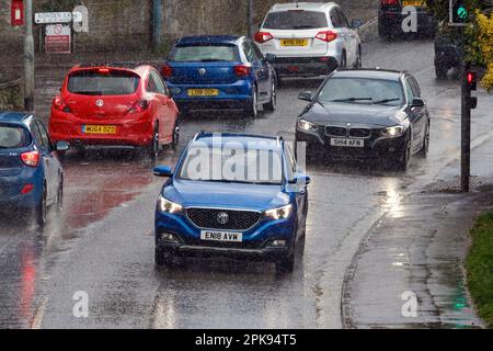 Chippenham, Wiltshire, Regno Unito. 6th aprile 2023. Gli autisti vengono raffigurati in Chippenham, con forti piogge, mentre le docce attraversano l'Inghilterra meridionale. Credit: Lynchpics/Alamy Live News Foto Stock