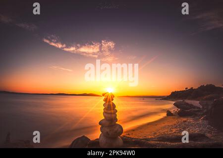 Tramonto sulla spiaggia sabbiosa del villaggio di Ouranoupoli vicino a Salonicco, Grecia Foto Stock